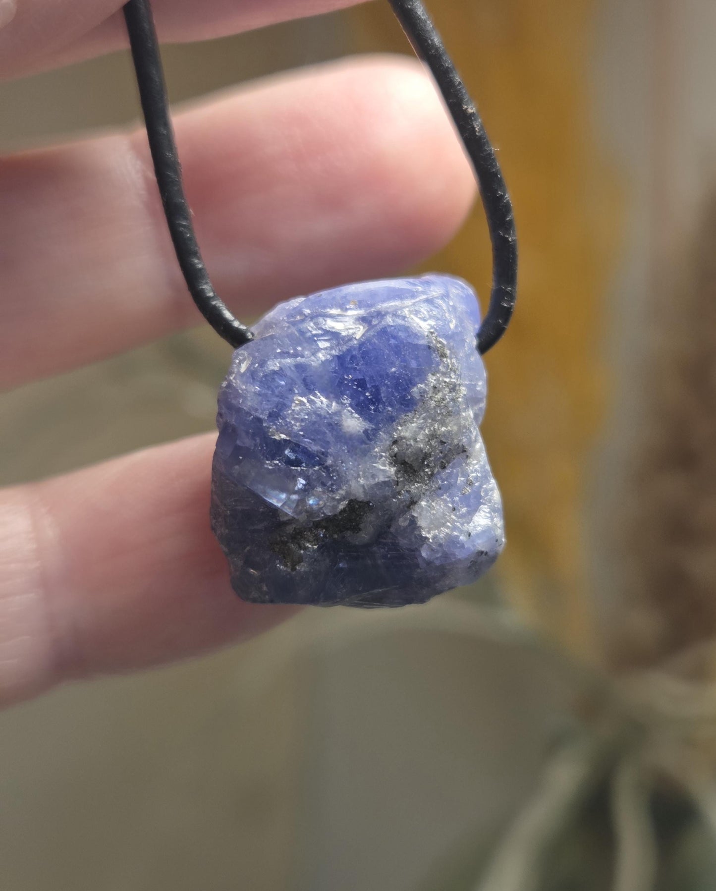 Magischer seltener Tansanit, Tanzanit Rohstein Anhänger Kristall , 23 x 20 x 14 mm, gebohrt an verstellbarem Lederband