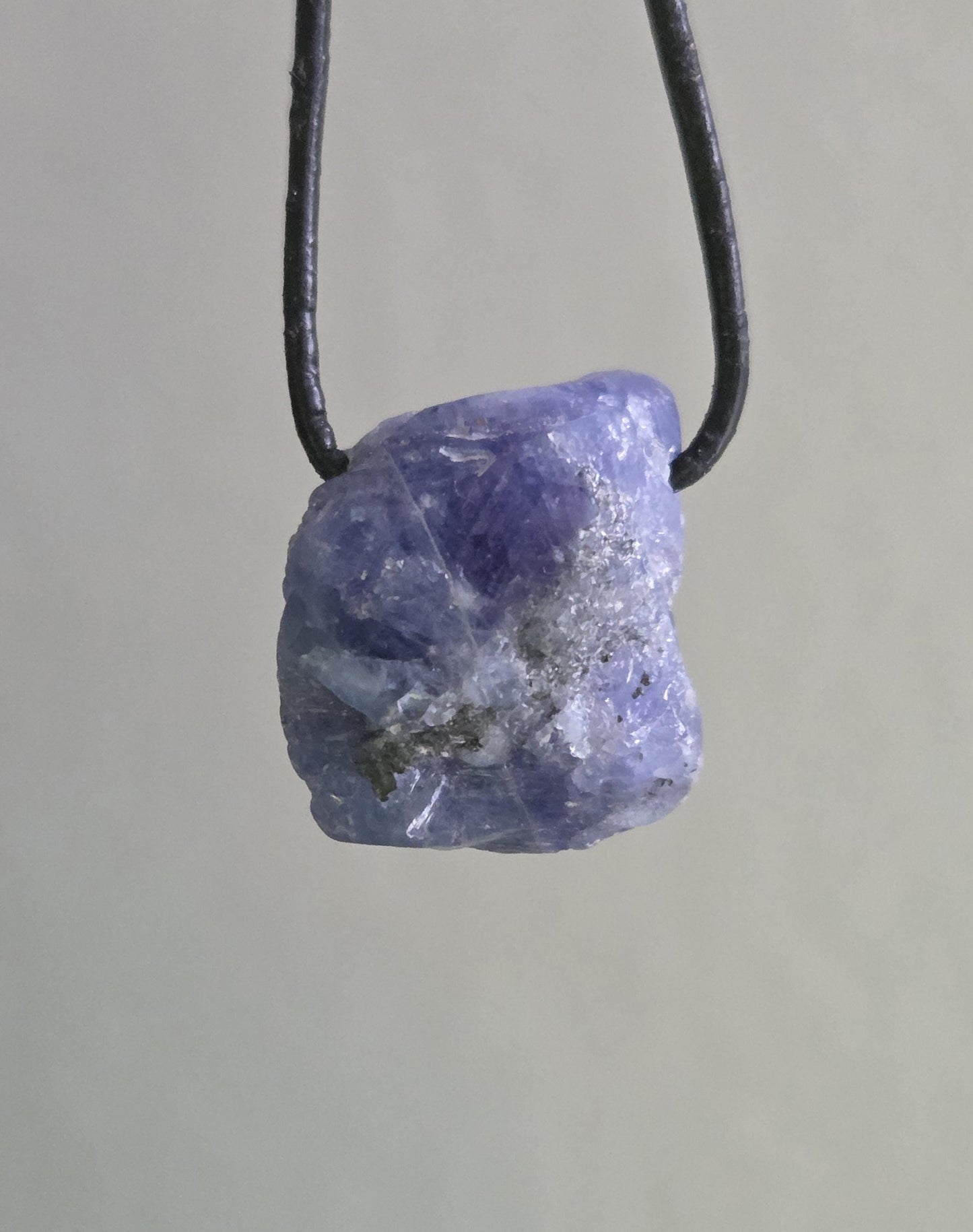 Magischer seltener Tansanit, Tanzanit Rohstein Anhänger Kristall , 23 x 20 x 14 mm, gebohrt an verstellbarem Lederband