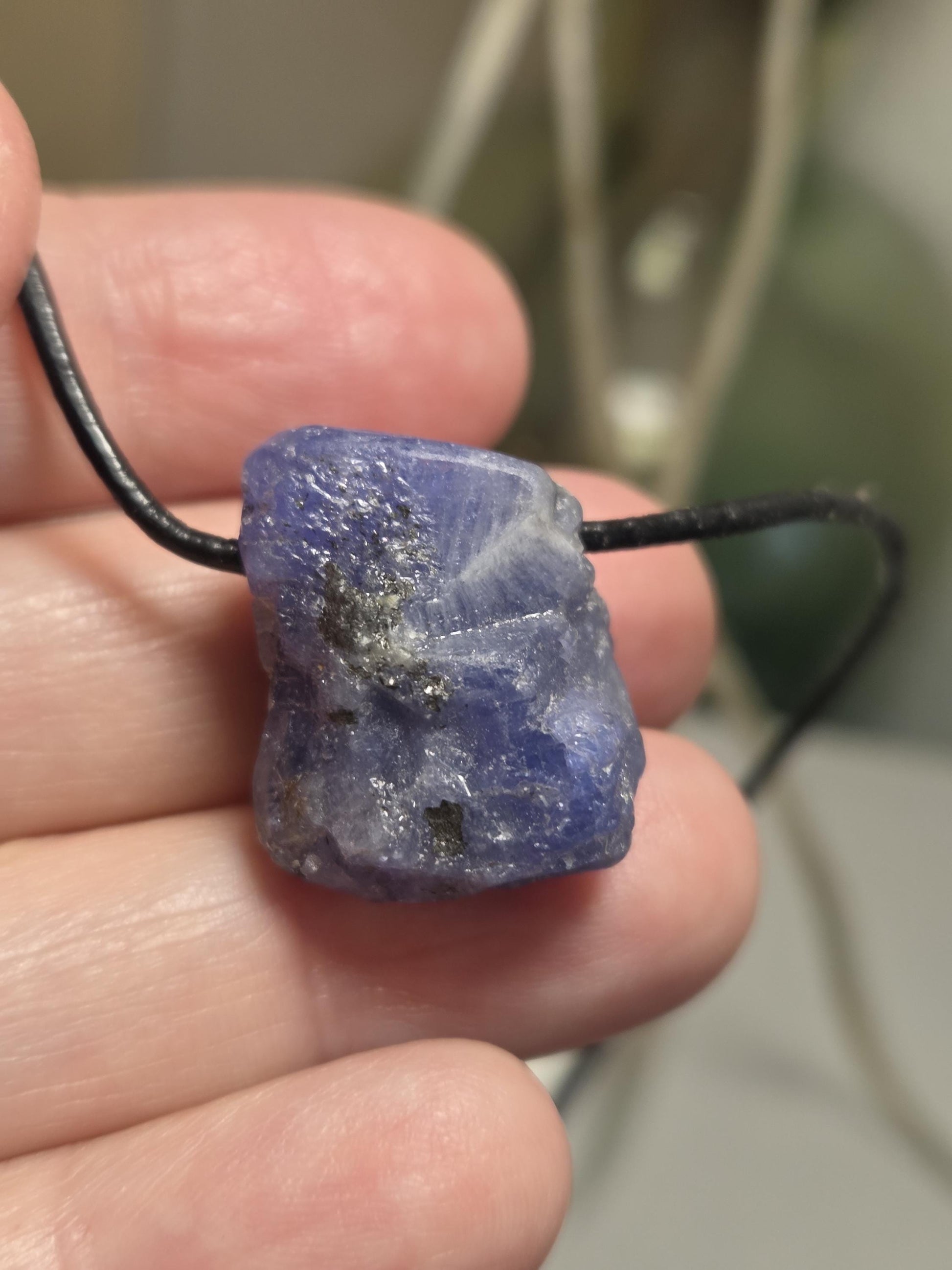 Magischer seltener Tansanit, Tanzanit Rohstein Anhänger Kristall , 23 x 20 x 14 mm, gebohrt an verstellbarem Lederband