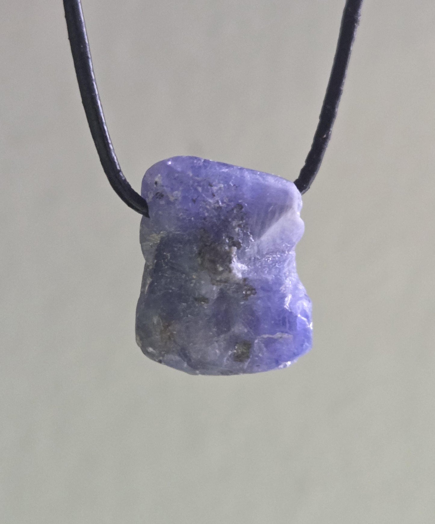 Magischer seltener Tansanit, Tanzanit Rohstein Anhänger Kristall , 23 x 20 x 14 mm, gebohrt an verstellbarem Lederband