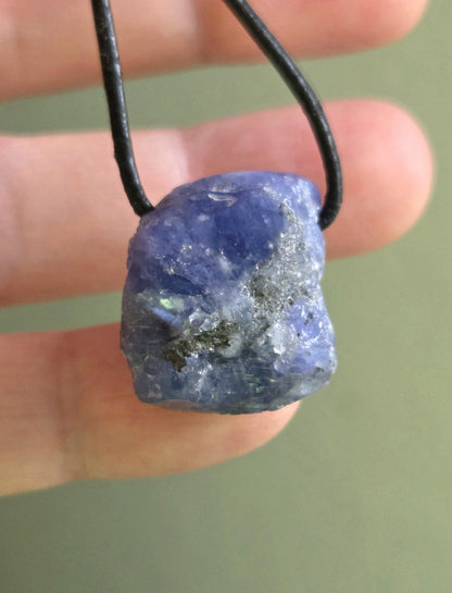 Magischer seltener Tansanit, Tanzanit Rohstein Anhänger Kristall , 23 x 20 x 14 mm, gebohrt an verstellbarem Lederband
