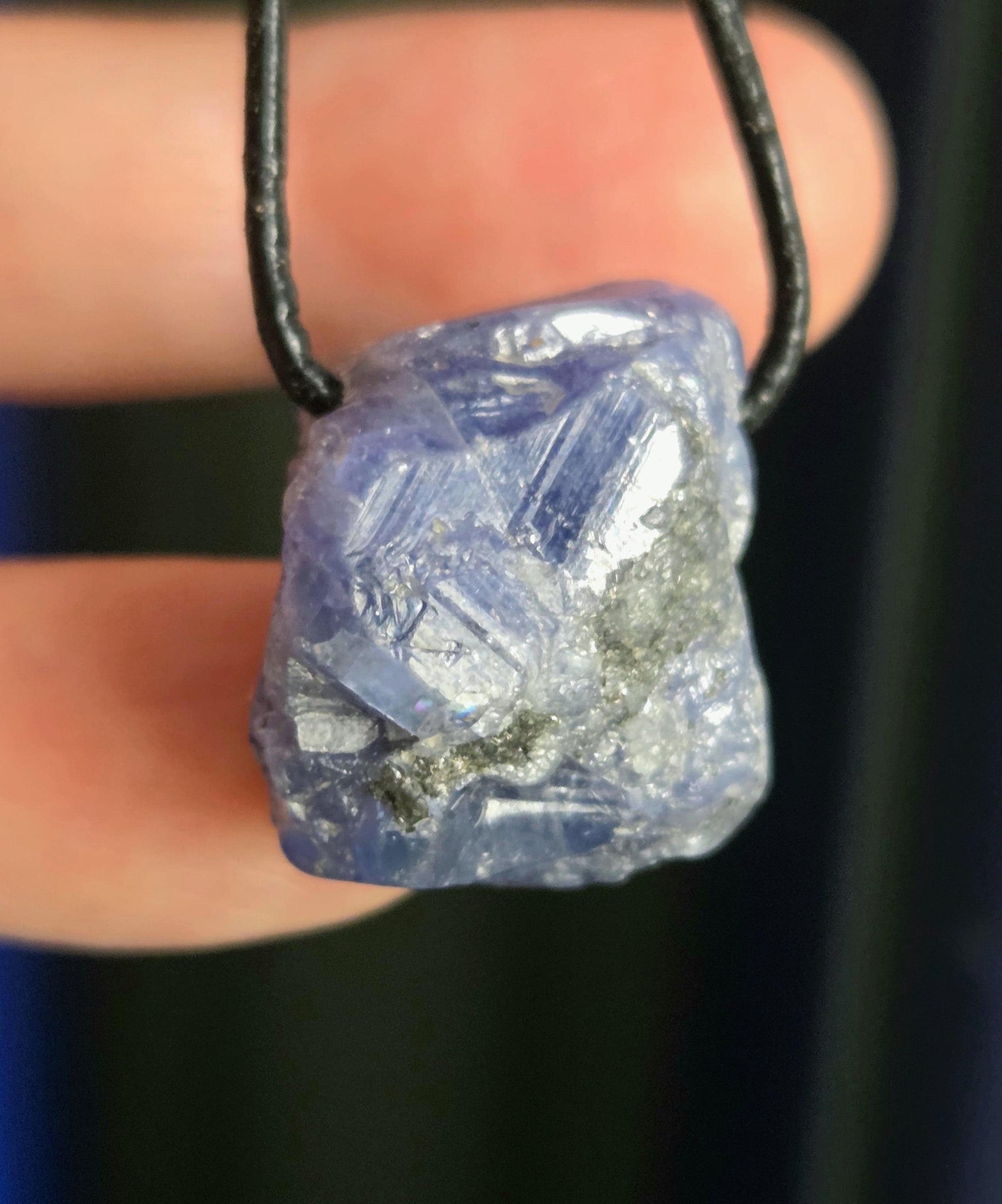 Magischer seltener Tansanit, Tanzanit Rohstein Anhänger Kristall , 23 x 20 x 14 mm, gebohrt an verstellbarem Lederband