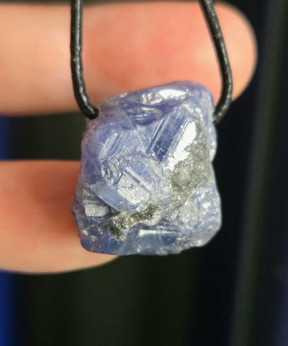 Magischer seltener Tansanit, Tanzanit Rohstein Anhänger Kristall , 23 x 20 x 14 mm, gebohrt an verstellbarem Lederband