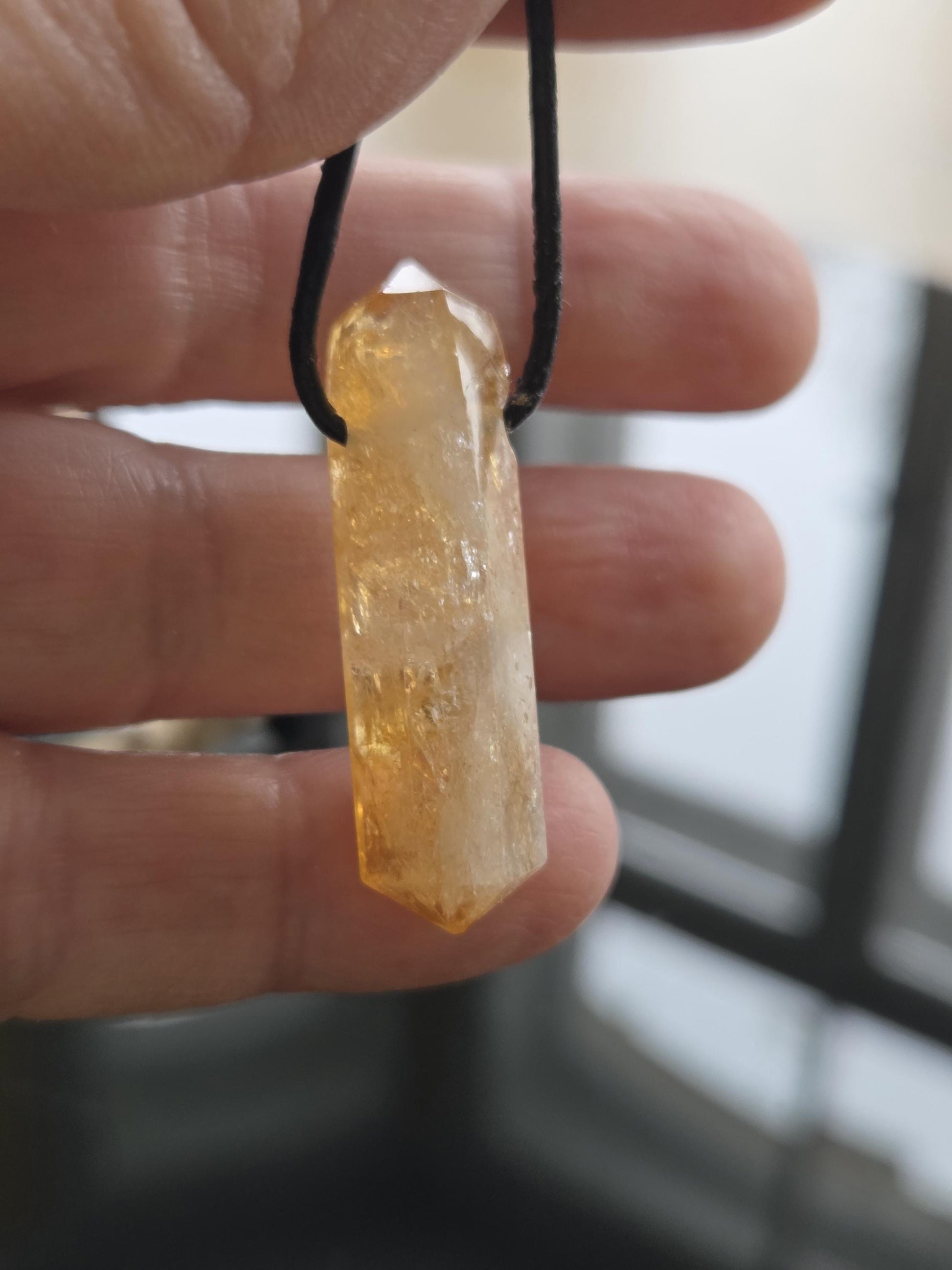 Citrin Kristall Spitze, Citrin Doppelender, Citrin Kristall Spitze, Anhänger, 38 x 10 x 11 mm, gebohrt, an verstellbarem Lederband, Zitrin