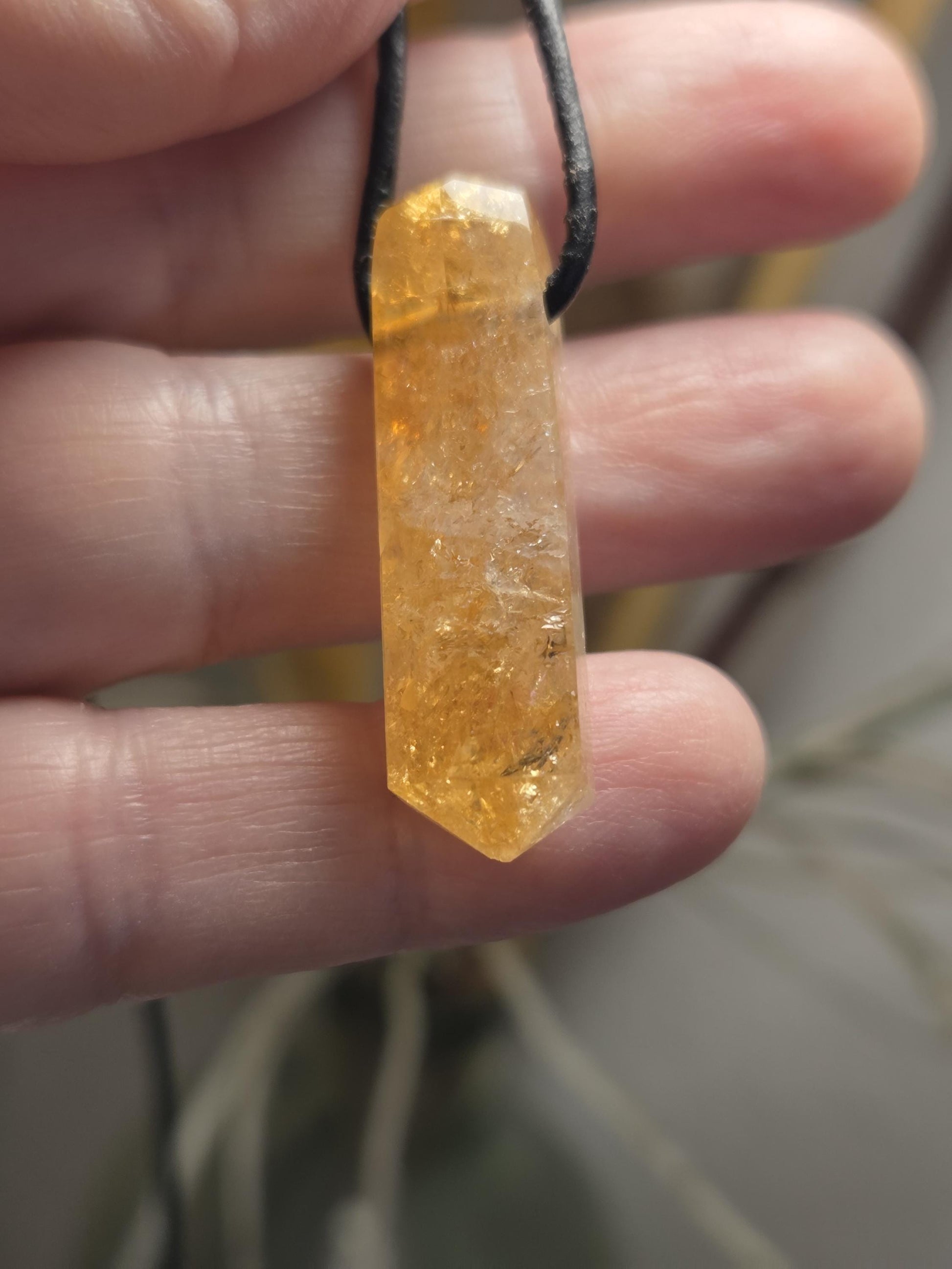 Citrin Kristall Spitze, Citrin Doppelender, Citrin Kristall Spitze, Anhänger, 38 x 10 x 11 mm, gebohrt, an verstellbarem Lederband, Zitrin