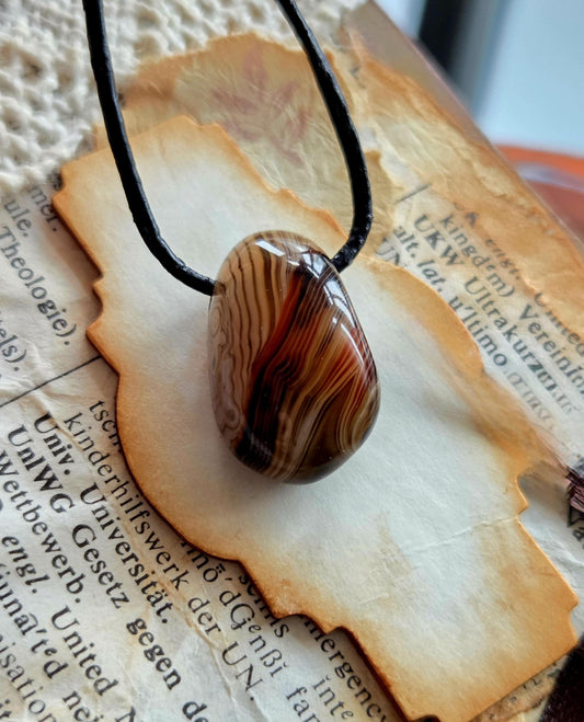 Achat gebändert kleiner Anhänger, 23 x 14 x 12 mm, gebohrt, an verstellbarem Lederband