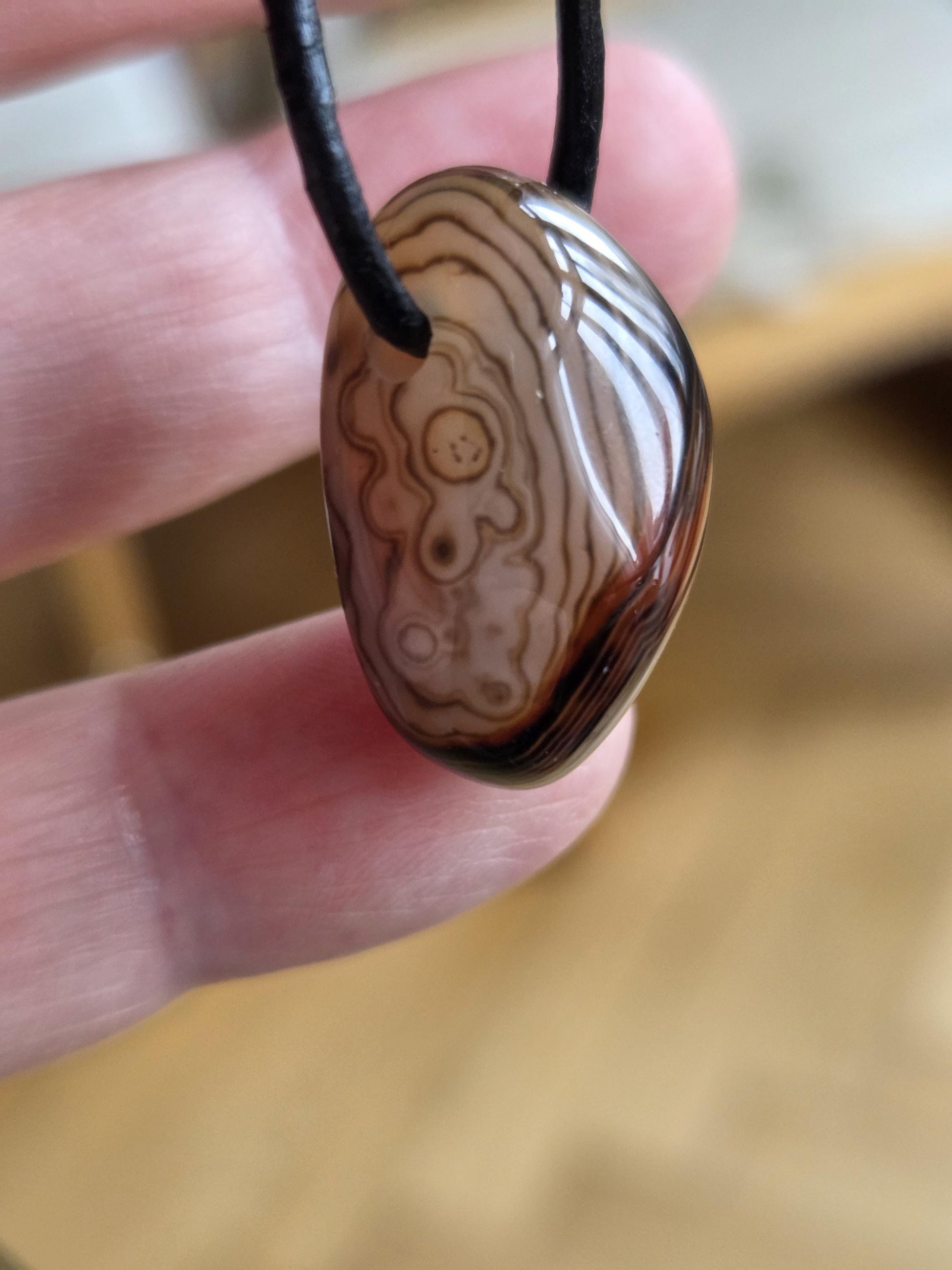 Achat gebändert kleiner Anhänger, 23 x 14 x 12 mm, gebohrt, an verstellbarem Lederband