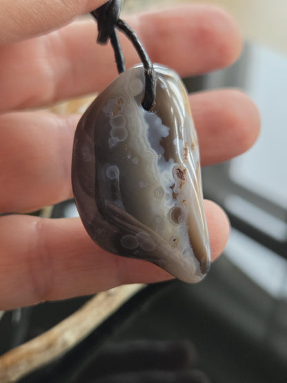 Toller Botswana Achat mit Ocean Achat, Anhänger 39 x 25 x 15 mm, gebohrt, an verstellbarem Lederband