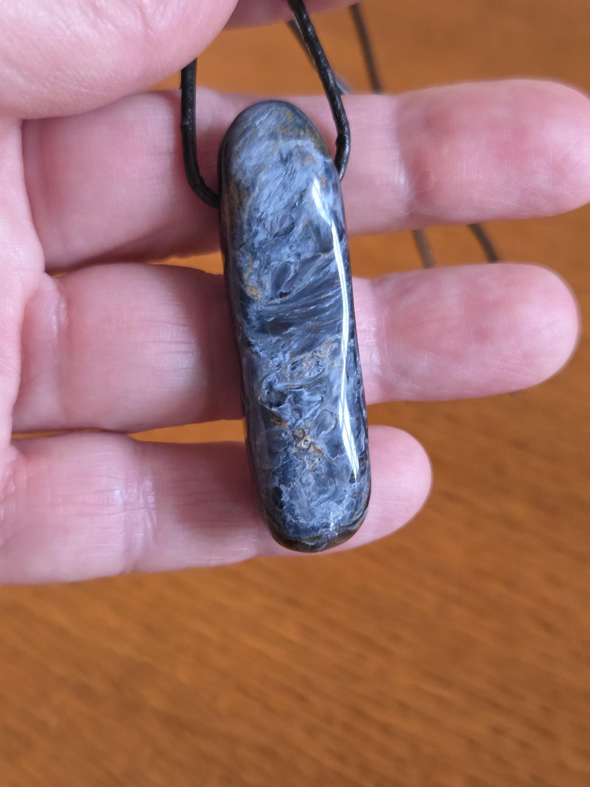 Magischer energetischer Pietersit Anhänger, 50 x 14 x 11 mm, gebohrt, an verstellbarem Lederband