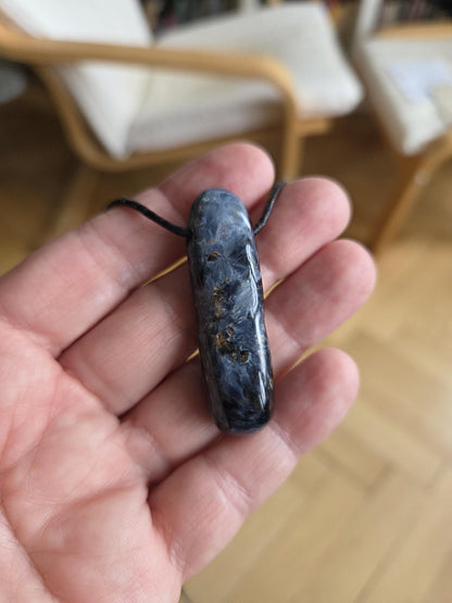 Magischer energetischer Pietersit Anhänger, 50 x 14 x 11 mm, gebohrt, an verstellbarem Lederband