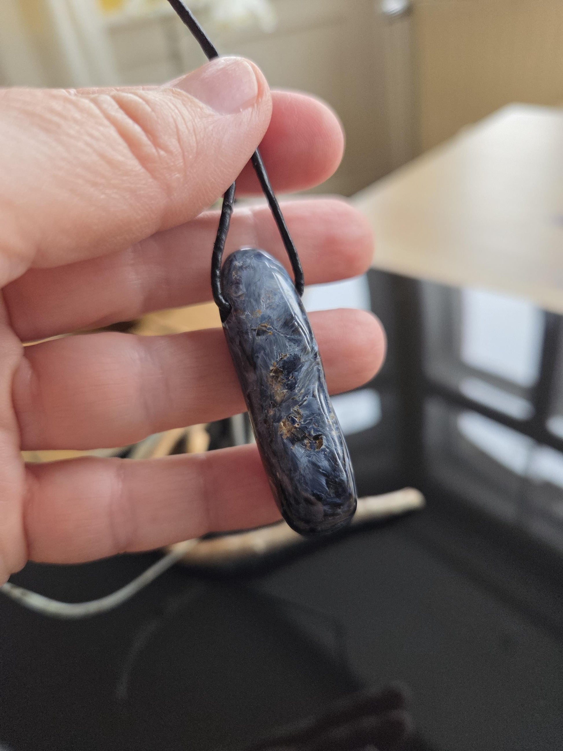 Magischer energetischer Pietersit Anhänger, 50 x 14 x 11 mm, gebohrt, an verstellbarem Lederband