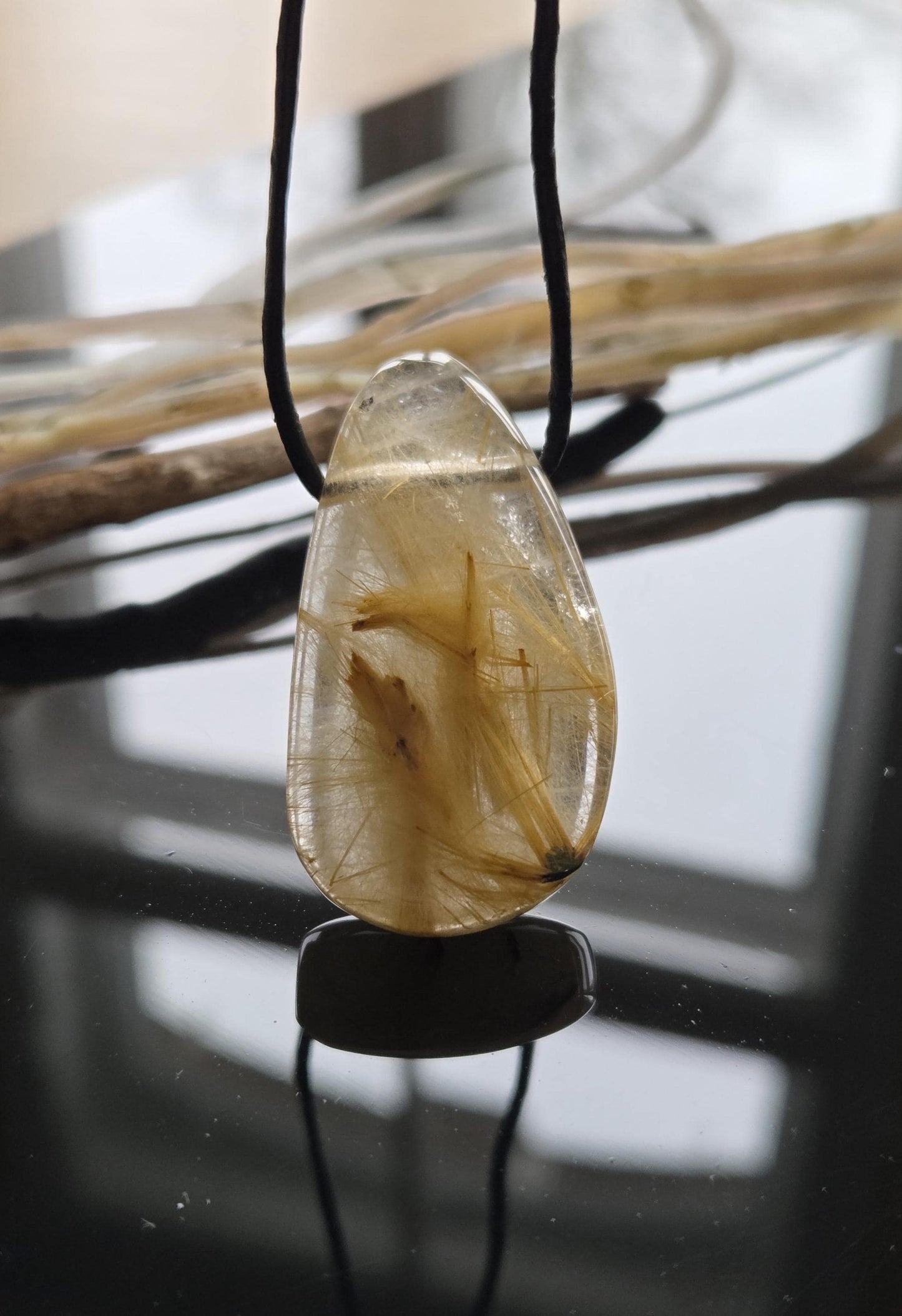 Gold Rutil Quarz Goldrutilquarz Anhänger, 42 x 25 x 10 mm, an verstellbarem Lederband, Hochwertige Qualität Brasilien