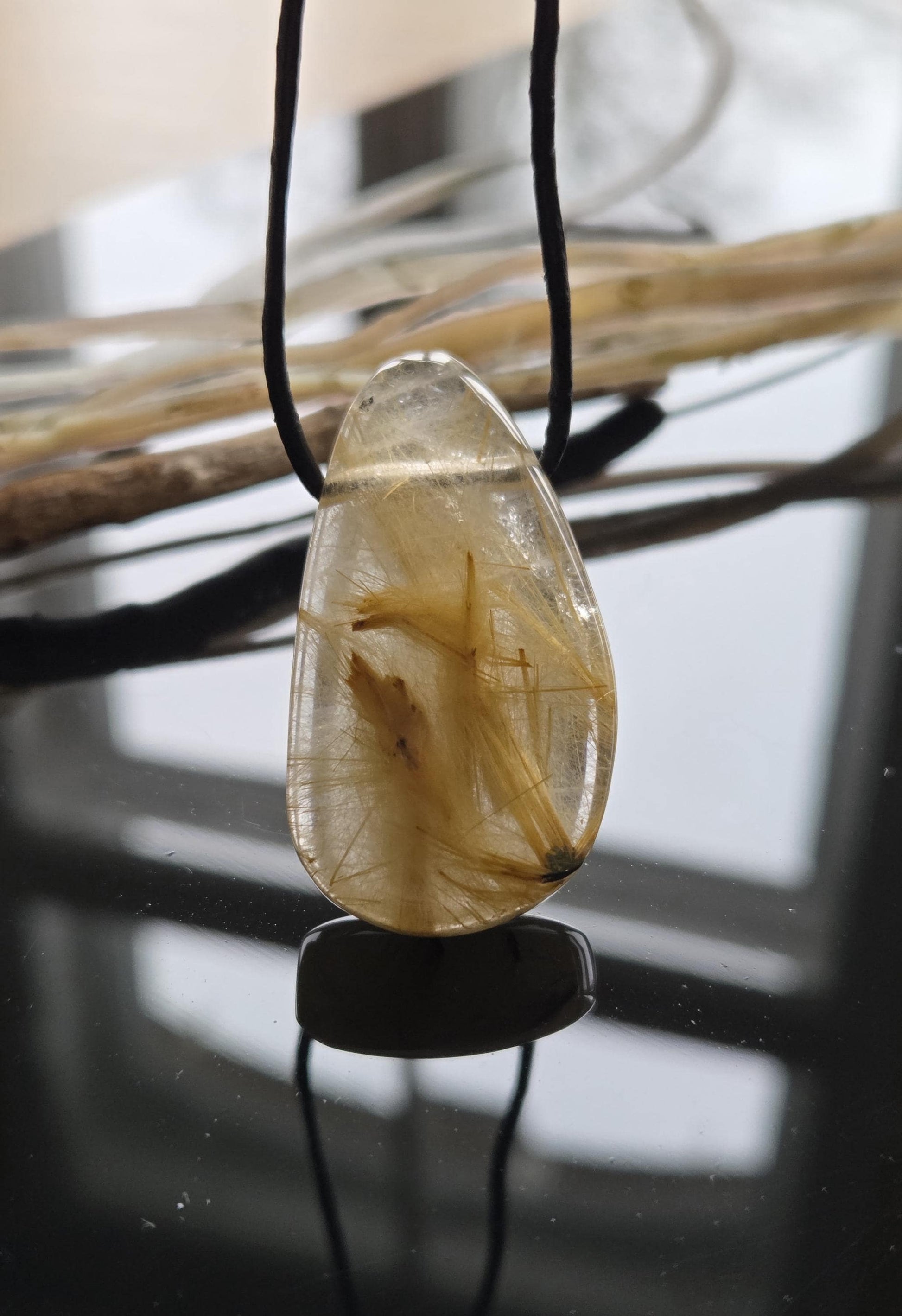 Gold Rutil Quarz Goldrutilquarz Anhänger, 42 x 25 x 10 mm, an verstellbarem Lederband, Hochwertige Qualität Brasilien