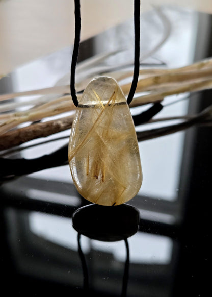 Gold Rutil Quarz Goldrutilquarz Anhänger, 42 x 25 x 10 mm, an verstellbarem Lederband, Hochwertige Qualität Brasilien