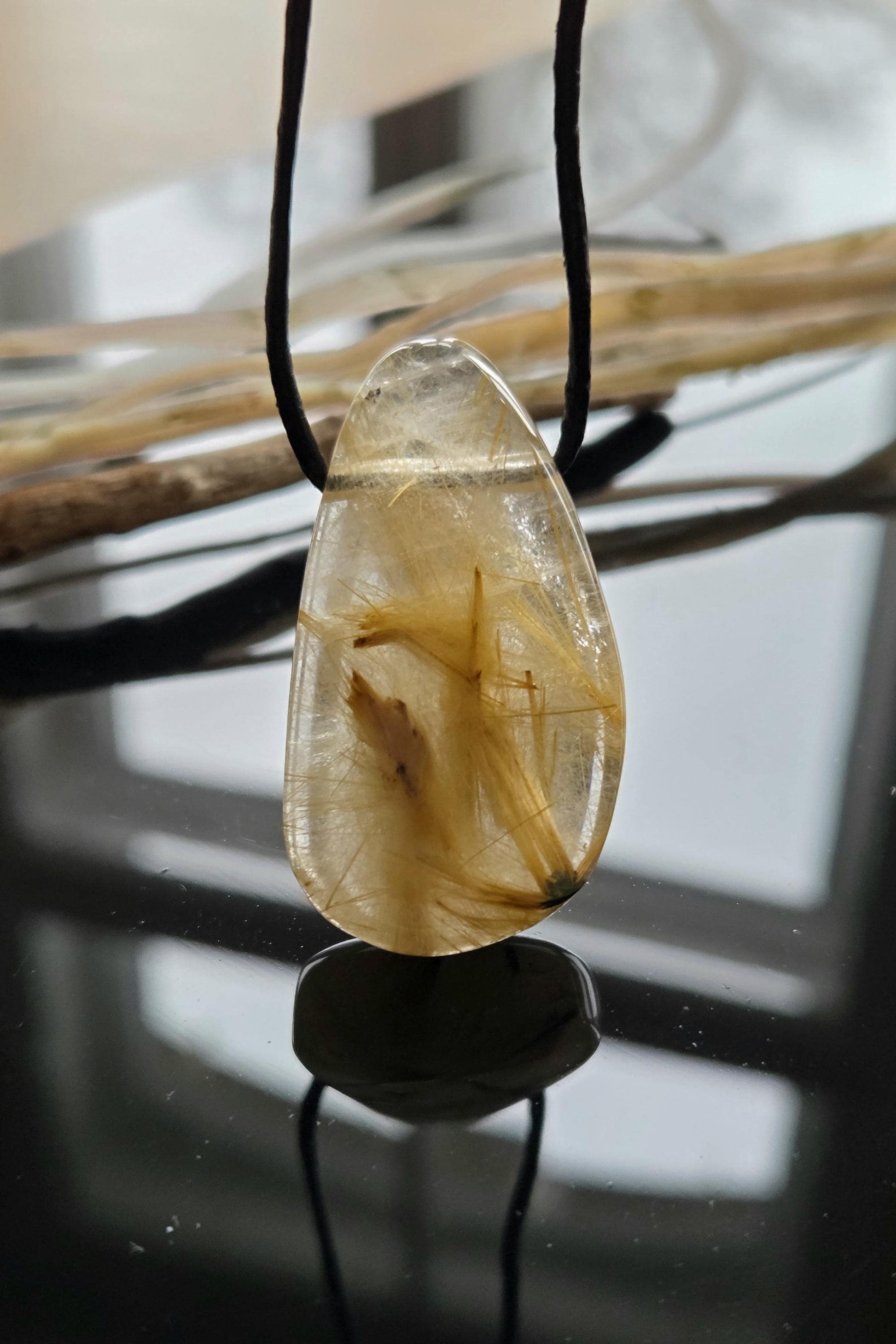 Gold Rutil Quarz Goldrutilquarz Anhänger, 42 x 25 x 10 mm, an verstellbarem Lederband, Hochwertige Qualität Brasilien