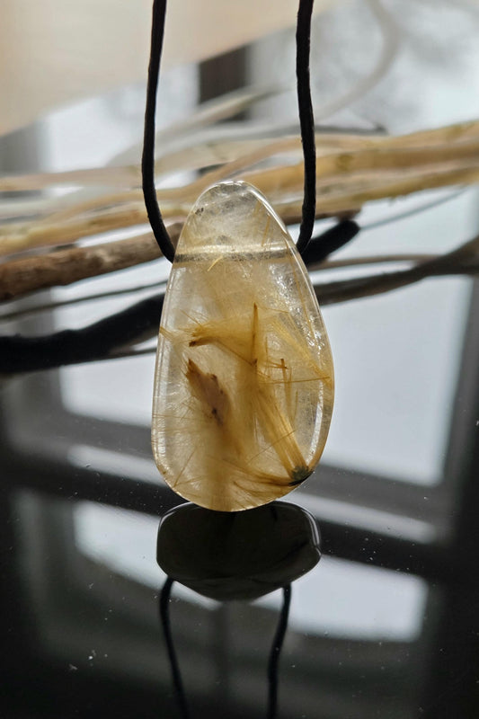 Gold Rutil Quarz Goldrutilquarz Anhänger, 42 x 25 x 10 mm, an verstellbarem Lederband, Hochwertige Qualität Brasilien