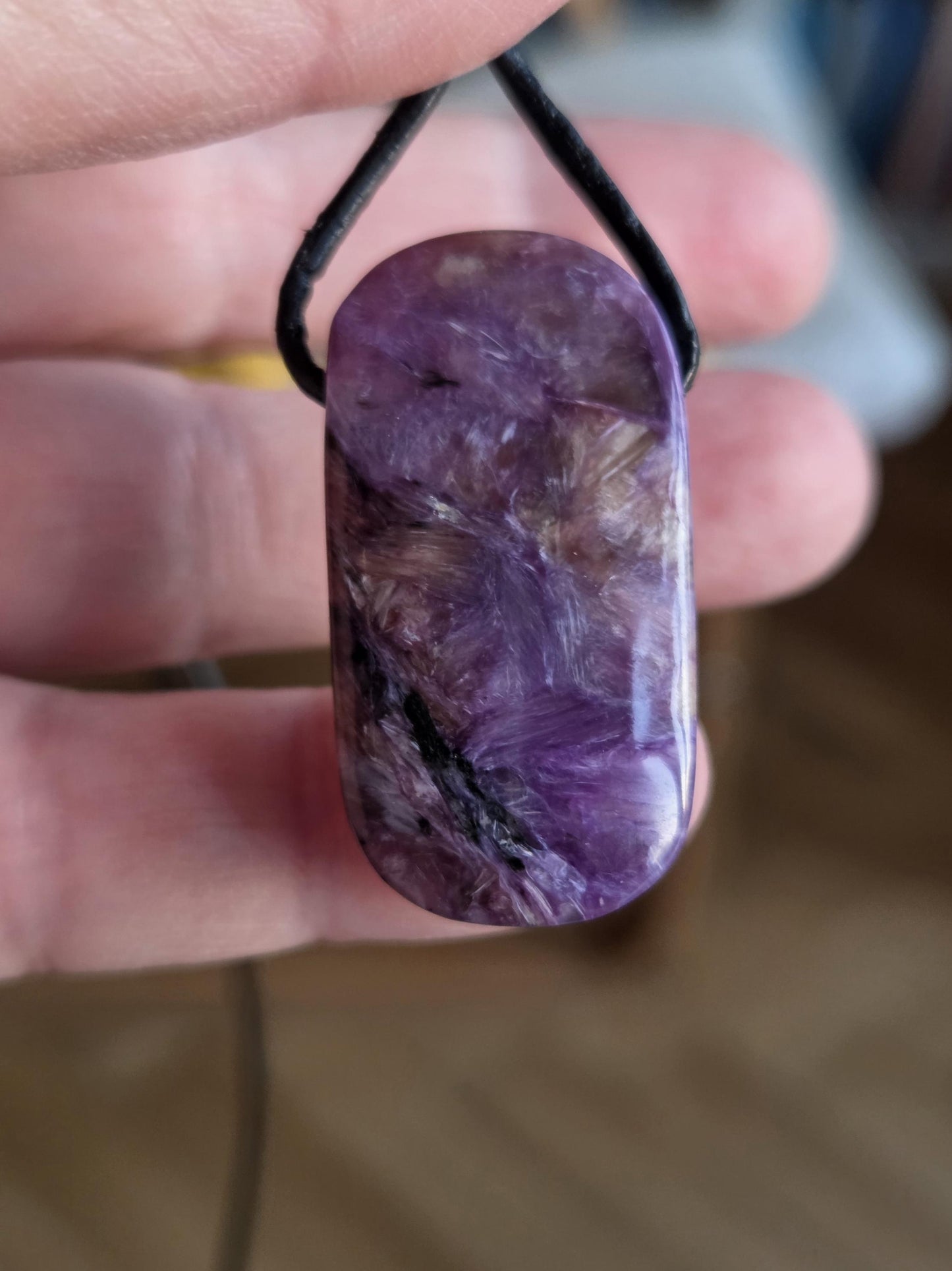 Magischer Charoit Anhänger, Charoite Anhänger, 35 x 19 x 8 mm, gebohrt, an verstellbarem Lederband