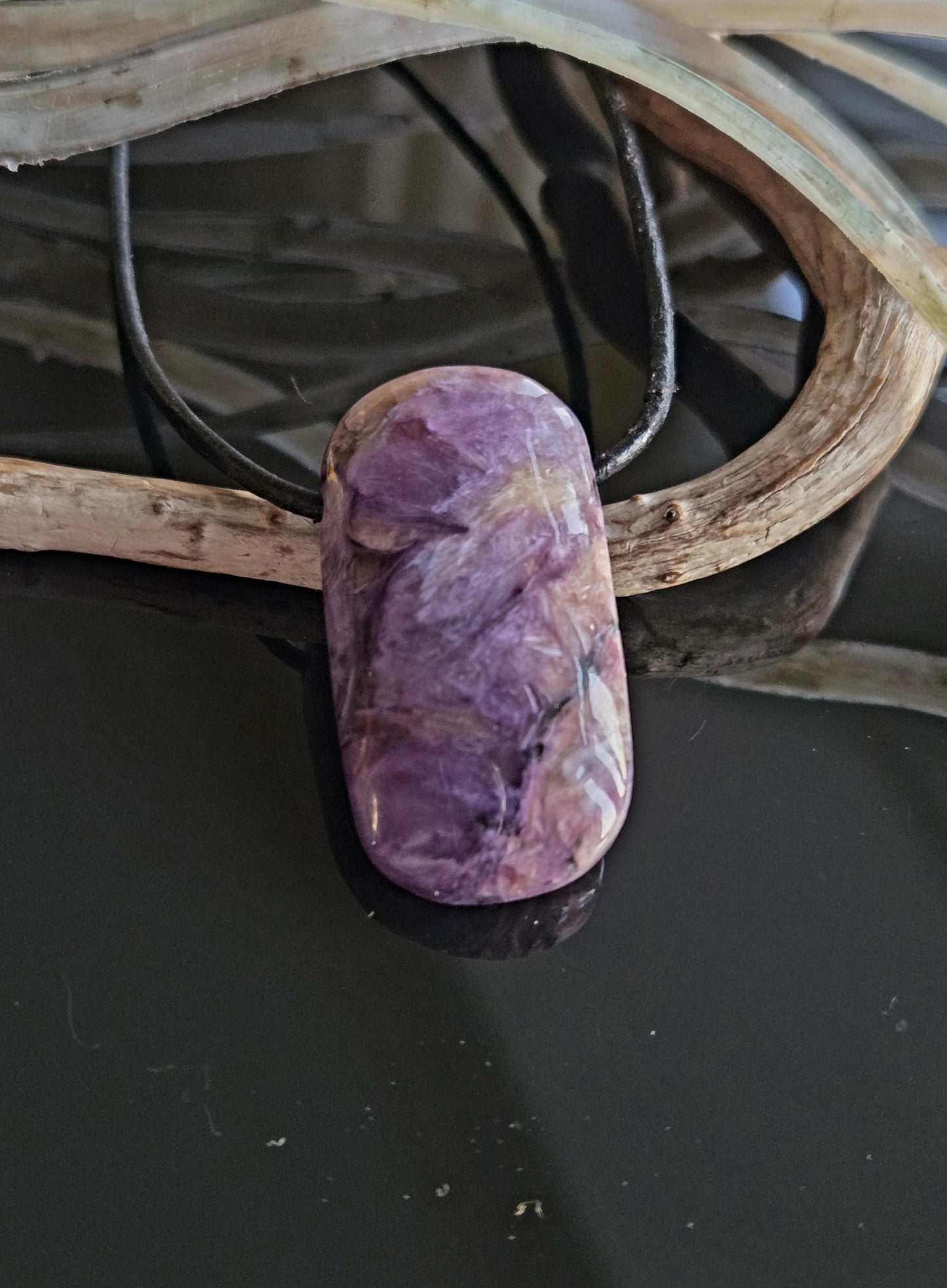 Magischer Charoit Anhänger, Charoite Anhänger, 35 x 19 x 8 mm, gebohrt, an verstellbarem Lederband