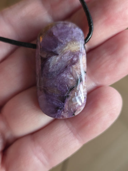 Magischer Charoit Anhänger, Charoite Anhänger, 35 x 19 x 8 mm, gebohrt, an verstellbarem Lederband
