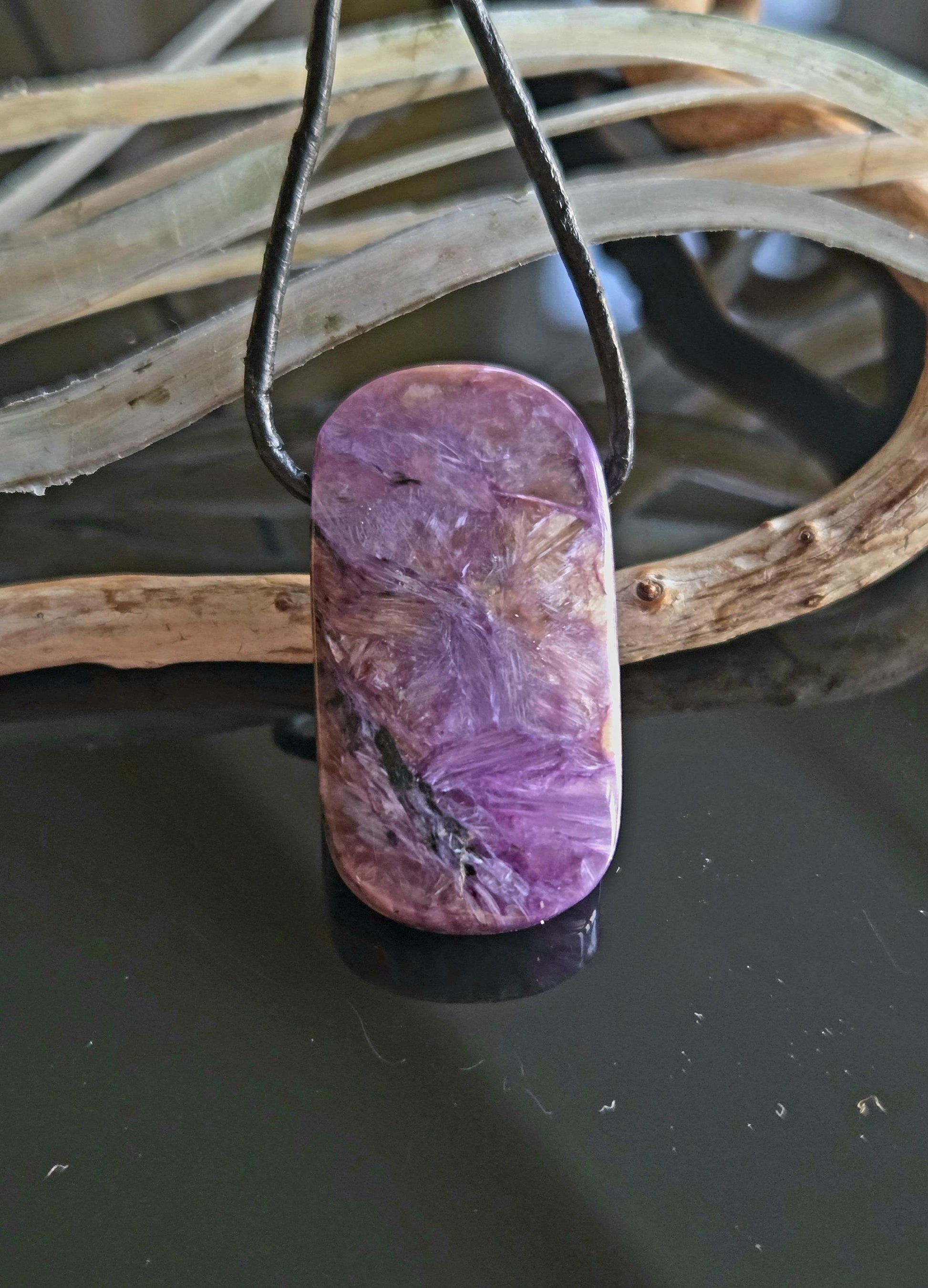 Magischer Charoit Anhänger, Charoite Anhänger, 35 x 19 x 8 mm, gebohrt, an verstellbarem Lederband