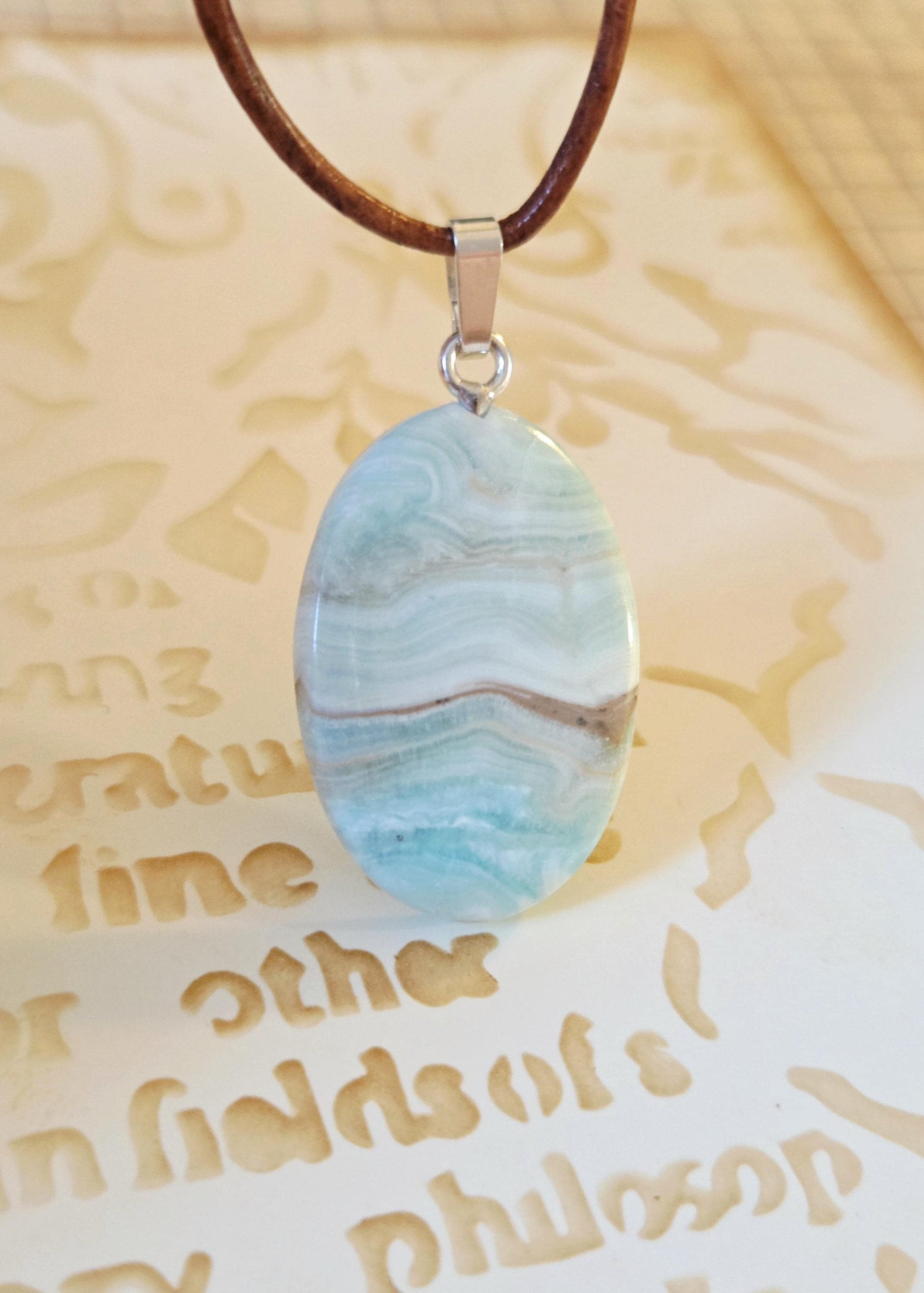 Aragonit blau mit Calcit, Karibik Calcit Anhänger, an 925er Silber Öse, an verstellbarem Lederband