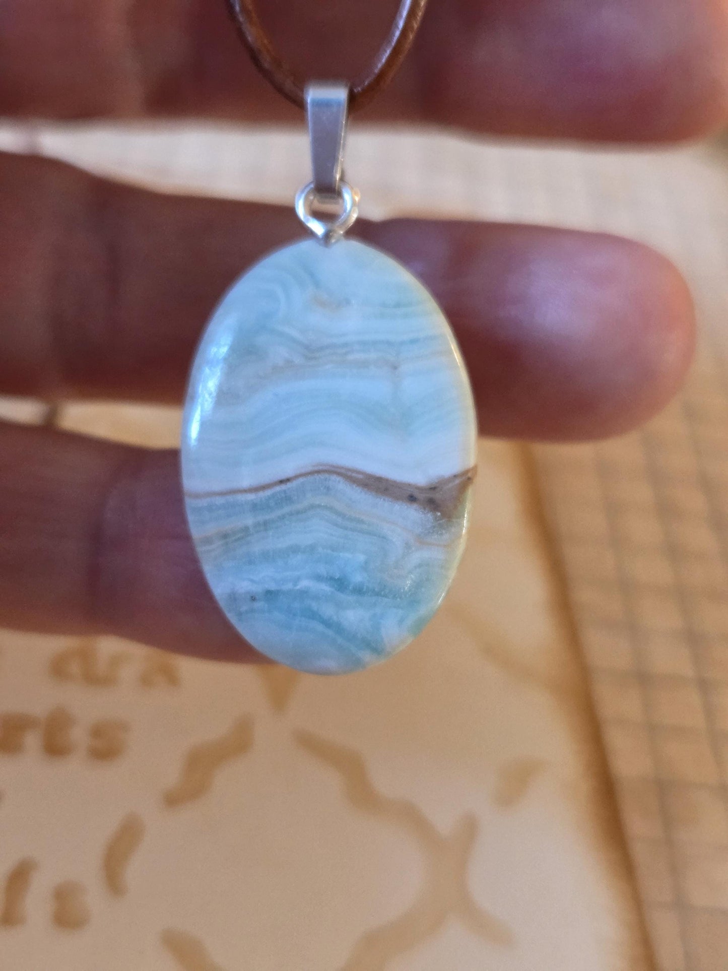 Aragonit blau mit Calcit, Karibik Calcit Anhänger, an 925er Silber Öse, an verstellbarem Lederband