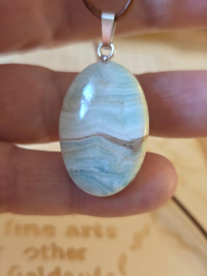 Aragonit blau mit Calcit, Karibik Calcit Anhänger, an 925er Silber Öse, an verstellbarem Lederband