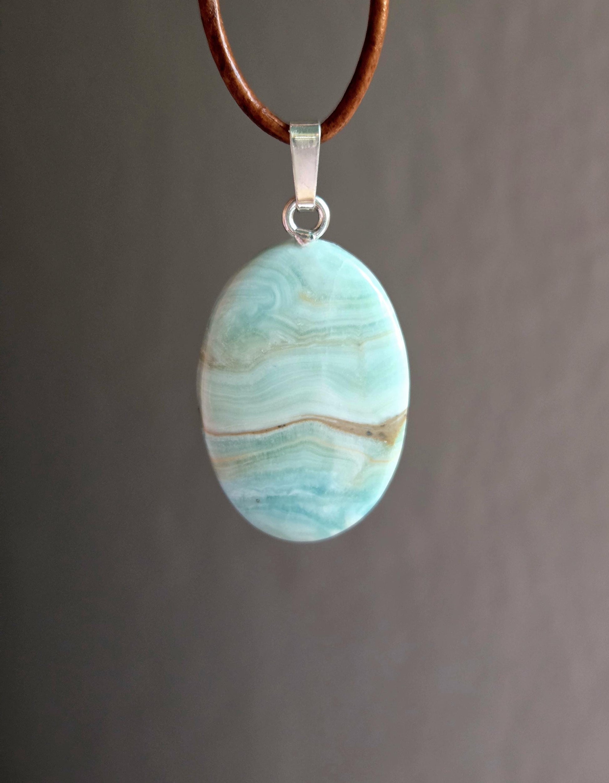 Aragonit blau mit Calcit, Karibik Calcit Anhänger, an 925er Silber Öse, an verstellbarem Lederband