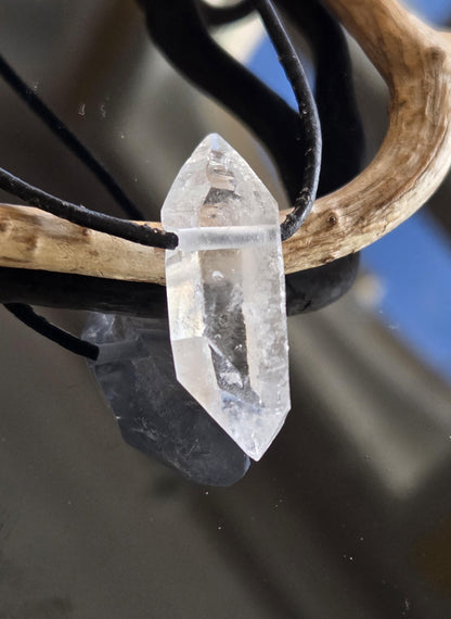 Orginal Herkimer Diamant Bergkristall Doppelender Doppelspitze Anhänger 31 x 13 x 10 mm, gebohrt, an verstellbarem Lederband