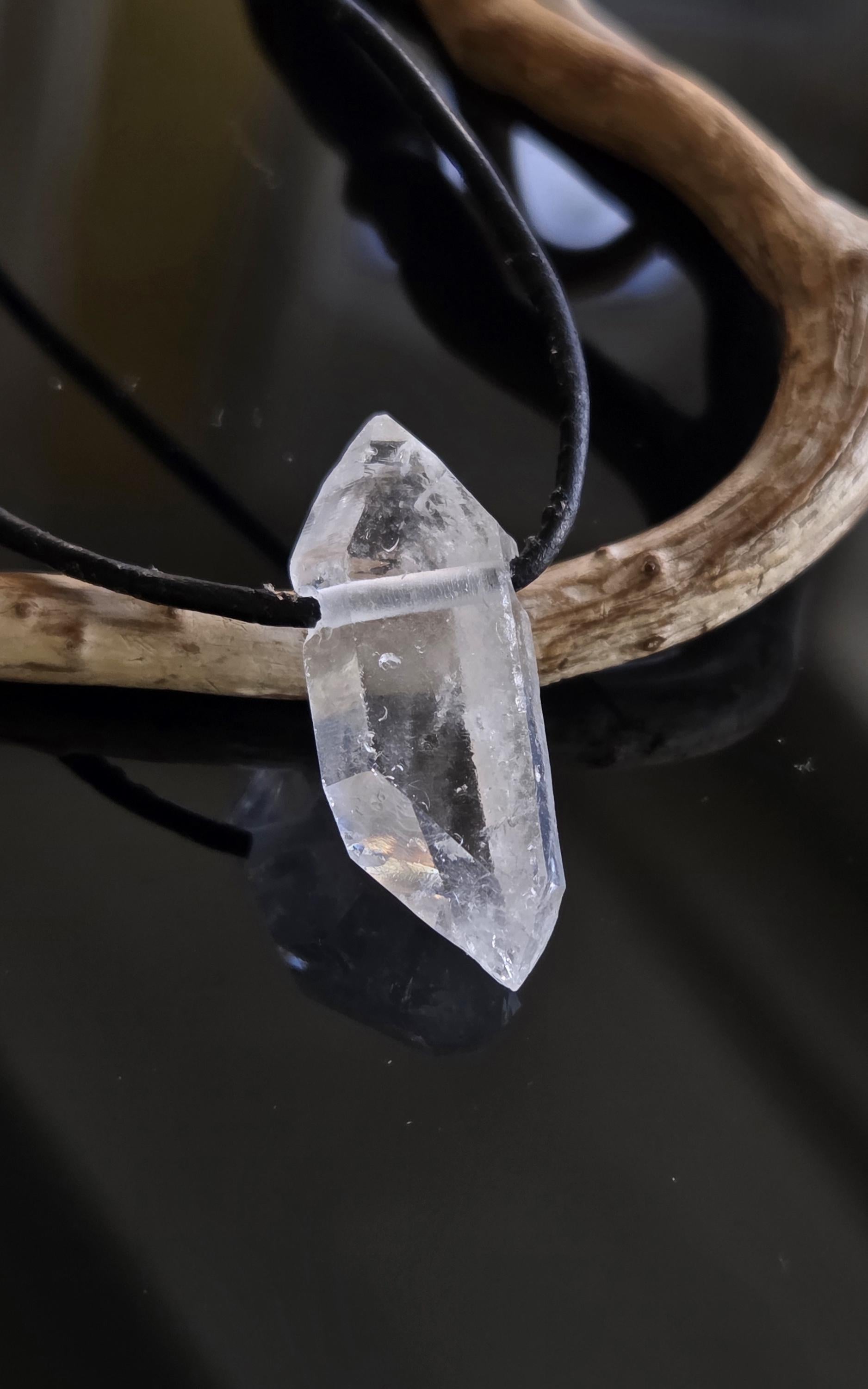 Orginal Herkimer Diamant Bergkristall Doppelender Doppelspitze Anhänger 31 x 13 x 10 mm, gebohrt, an verstellbarem Lederband