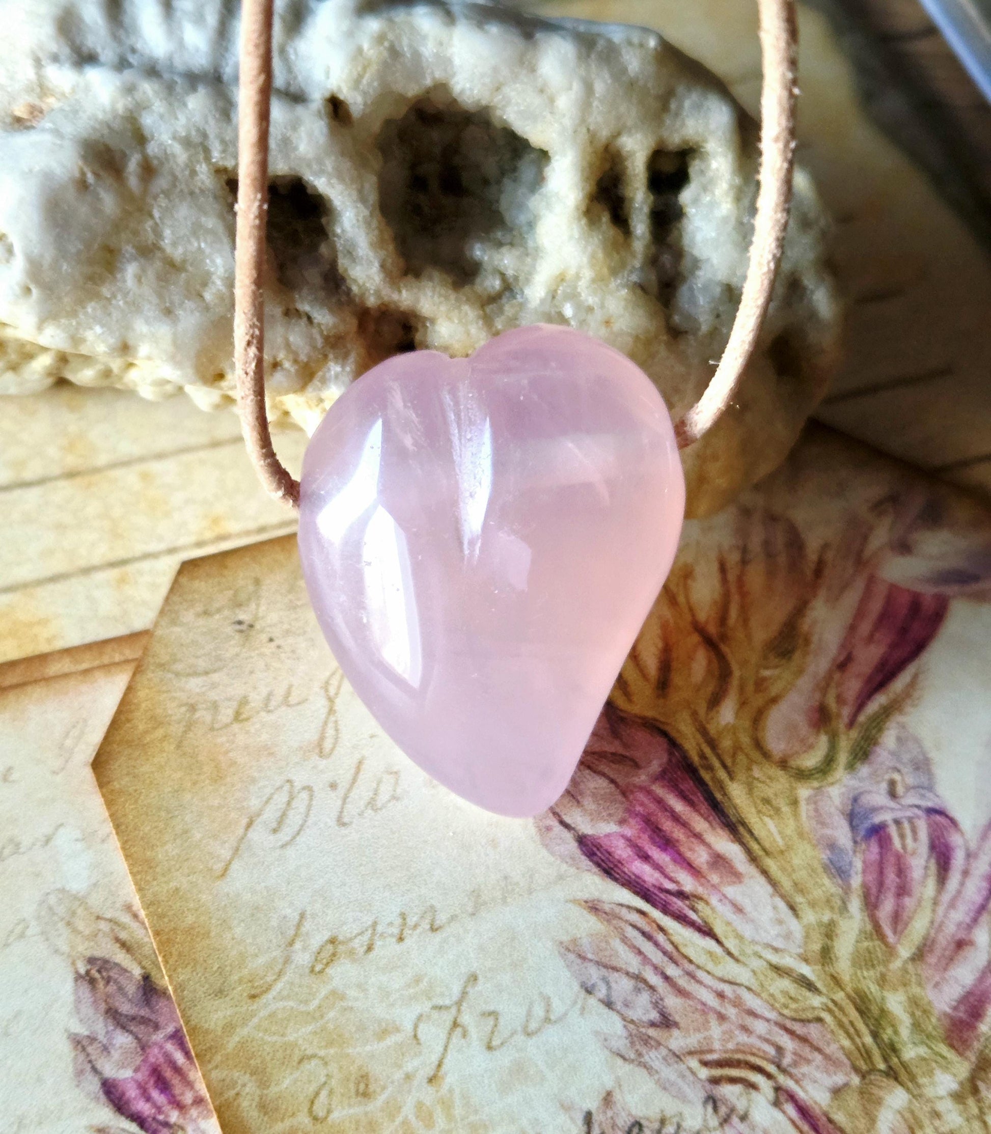 Rosenquarz Herz Anhänger, 33 x 25 x 12 mm, gebohrt, an verstellbarem Lederband