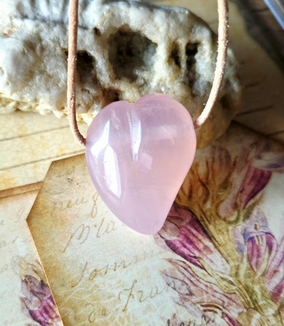 Rosenquarz Herz Anhänger, 33 x 25 x 12 mm, gebohrt, an verstellbarem Lederband