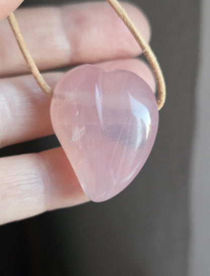 Rosenquarz Herz Anhänger, 33 x 25 x 12 mm, gebohrt, an verstellbarem Lederband