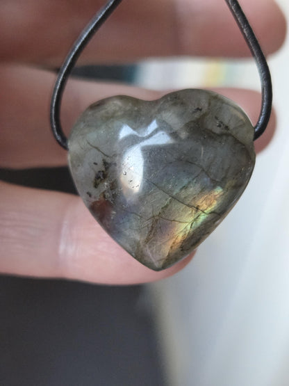 Labradorit Herz gold grün blau rot, Anhänger, 29 x 30 x 12 mm, gebohrt an verstellbarem Lederband