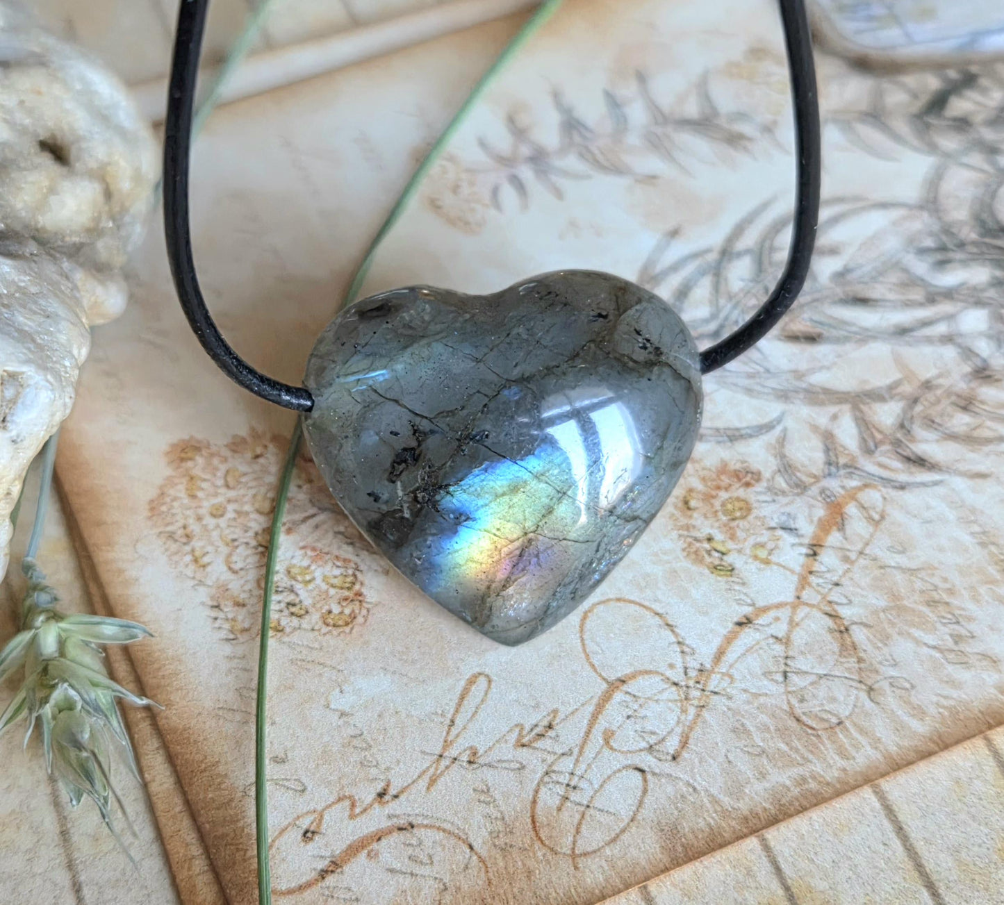 Labradorit Herz gold grün blau rot, Anhänger, 29 x 30 x 12 mm, gebohrt an verstellbarem Lederband