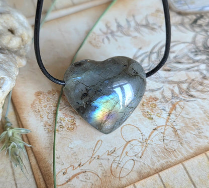 Labradorit Herz gold grün blau rot, Anhänger, 29 x 30 x 12 mm, gebohrt an verstellbarem Lederband