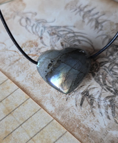 Labradorit Herz gold grün blau rot, Anhänger, 29 x 30 x 12 mm, gebohrt an verstellbarem Lederband