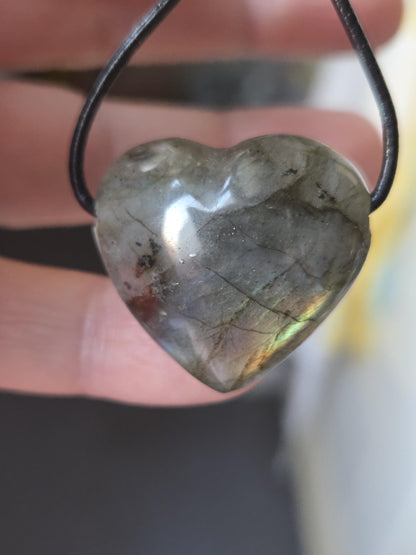 Labradorit Herz gold grün blau rot, Anhänger, 29 x 30 x 12 mm, gebohrt an verstellbarem Lederband