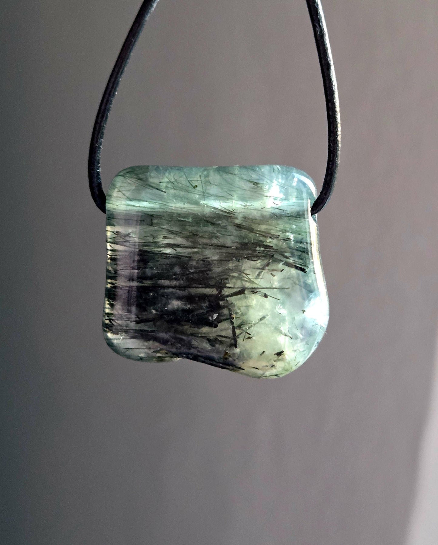 Phrenit Epidot mit schwarzem Turmalin Rutil Turmalin Quarz Anhänger, 30 x 30 x 8 mm, gebohrt , an verstellbarem Lederband