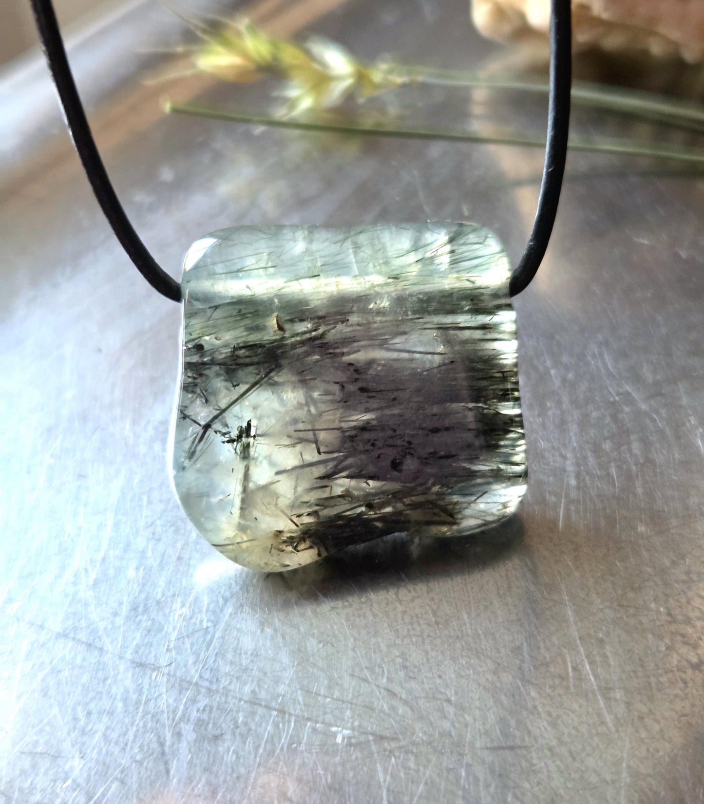 Phrenit Epidot mit schwarzem Turmalin Rutil Turmalin Quarz Anhänger, 30 x 30 x 8 mm, gebohrt , an verstellbarem Lederband