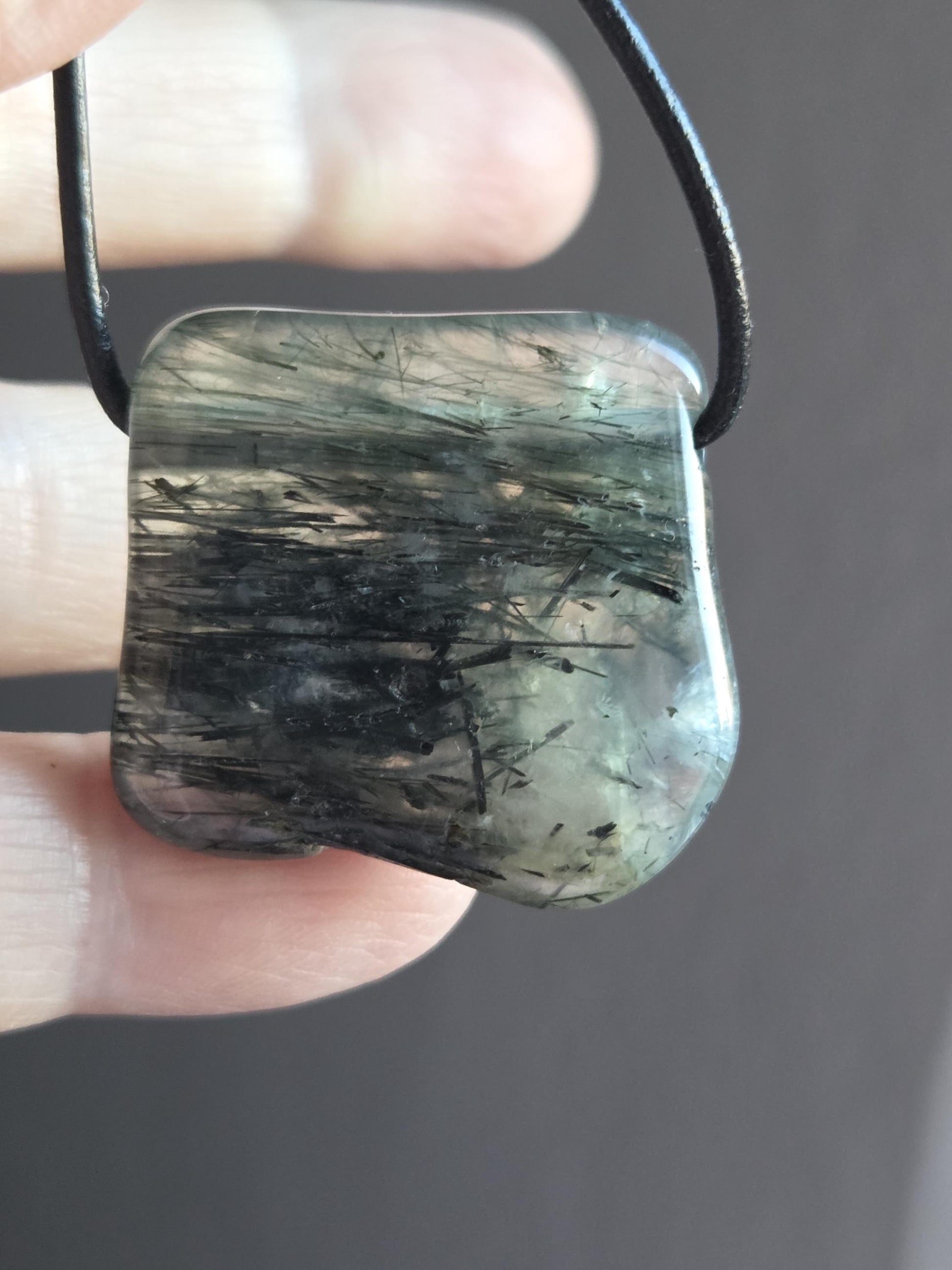 Phrenit Epidot mit schwarzem Turmalin Rutil Turmalin Quarz Anhänger, 30 x 30 x 8 mm, gebohrt , an verstellbarem Lederband