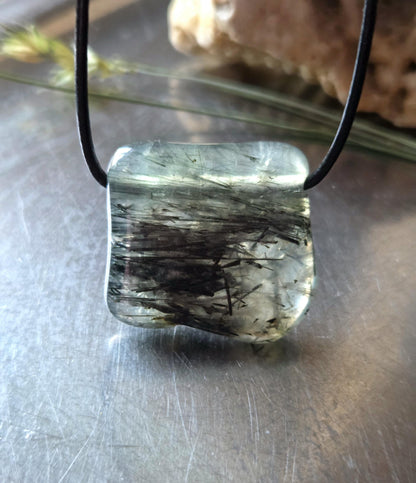 Phrenit Epidot mit schwarzem Turmalin Rutil Turmalin Quarz Anhänger, 30 x 30 x 8 mm, gebohrt , an verstellbarem Lederband