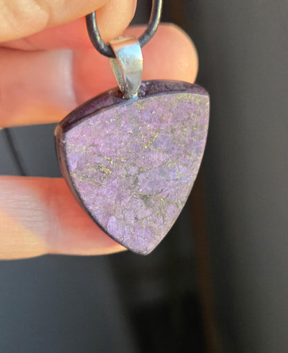 Feiner Purpurit Anhänger Triangel förmig, an 925er Silberöse, an verstellbarem Lederband