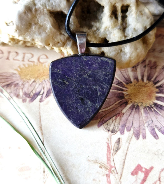 Feiner Purpurit Anhänger Triangel förmig, an 925er Silberöse, an verstellbarem Lederband