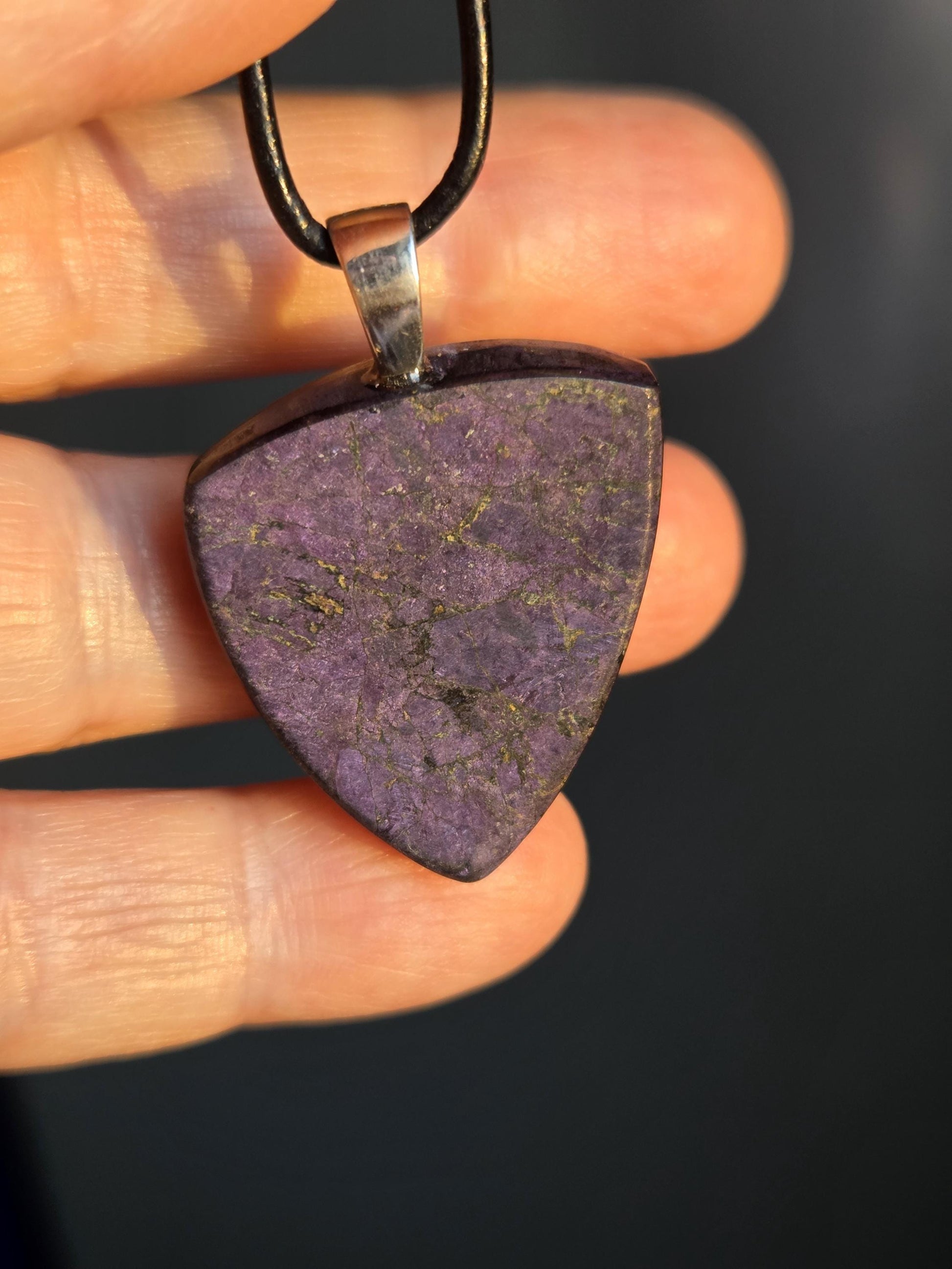 Feiner Purpurit Anhänger Triangel förmig, an 925er Silberöse, an verstellbarem Lederband