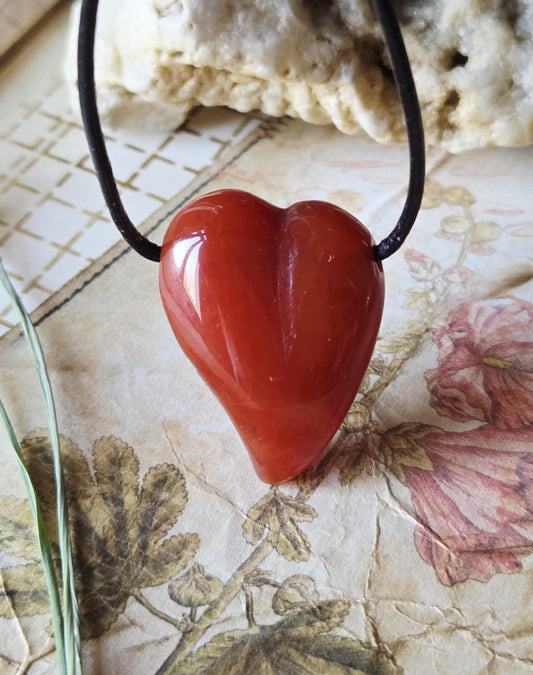 Carneol Sarder Herz Anhänger, 31 x 24 x 10 mm, gebohrt, an verstellbarem Lederband