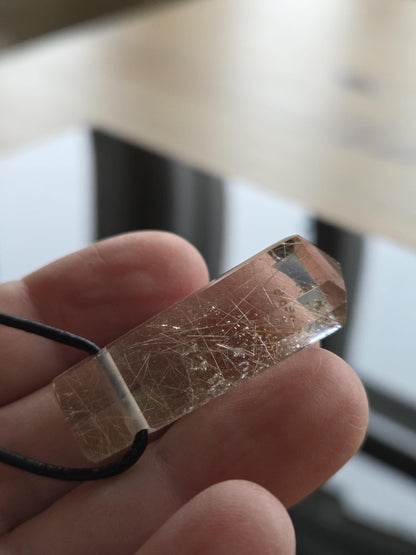 Wunderschön und selten Rauchquarz mit Rutil Kristall Spitze Goldrutilquarz Anhänger, 38 x 11 x 9 mm, gebohrt, an verstellbarem Lederband