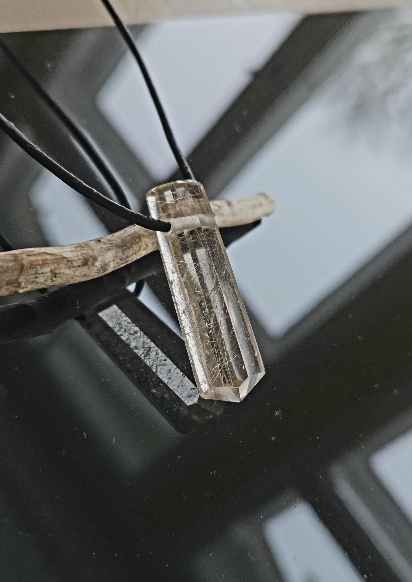 Wunderschön und selten Rauchquarz mit Rutil Kristall Spitze Goldrutilquarz Anhänger, 38 x 11 x 9 mm, gebohrt, an verstellbarem Lederband