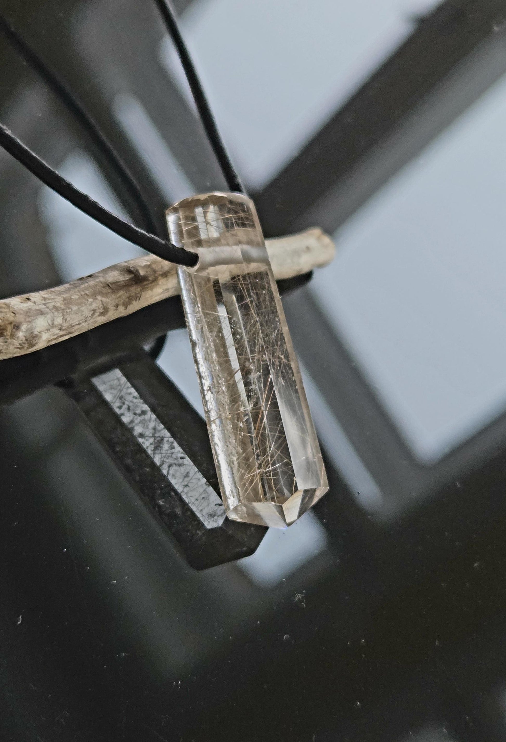 Wunderschön und selten Rauchquarz mit Rutil Kristall Spitze Goldrutilquarz Anhänger, 38 x 11 x 9 mm, gebohrt, an verstellbarem Lederband