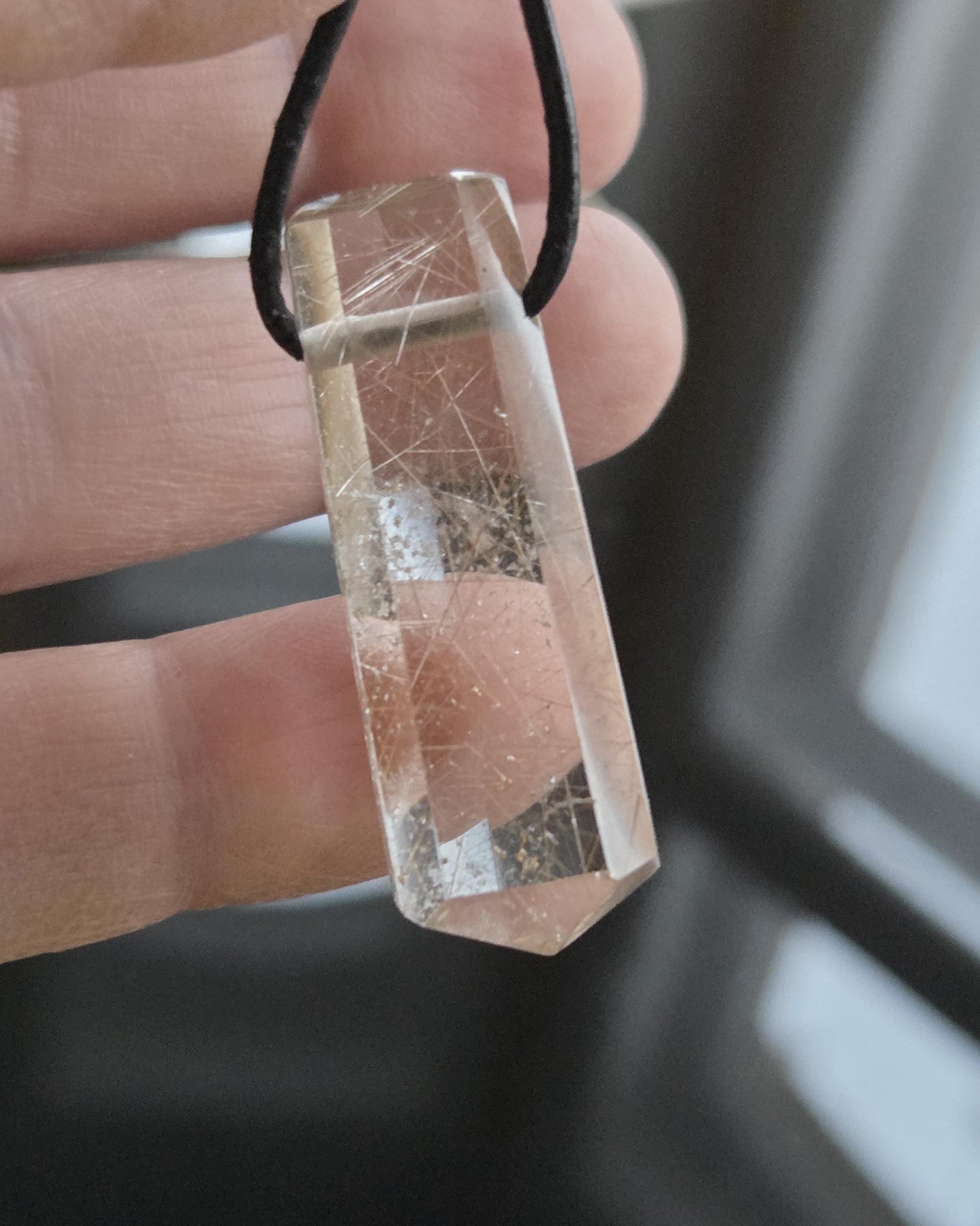 Wunderschön und selten Rauchquarz mit Rutil Kristall Spitze Goldrutilquarz Anhänger, 38 x 11 x 9 mm, gebohrt, an verstellbarem Lederband